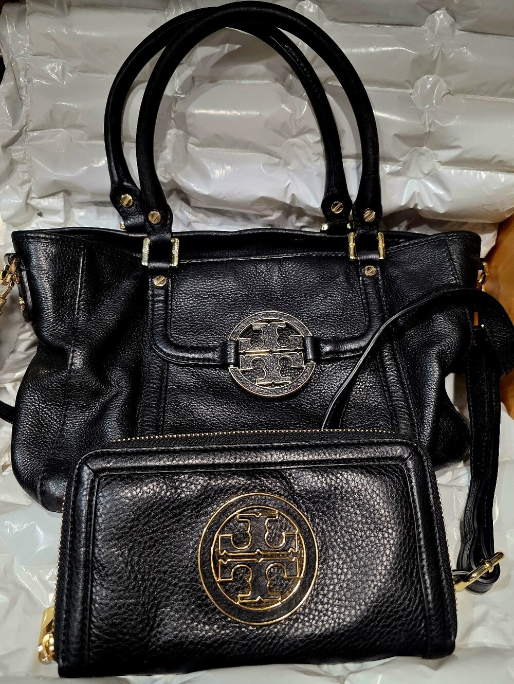 Tory Burch AMANDA Black Pebbled Leather Logo Cross-body Tote & Wallet Set MINT
